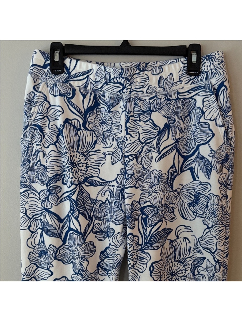 Lilly Pulitzer 29" Silvie Terry Jogger Blue and White Floral
Pants - Picture 6 of 8